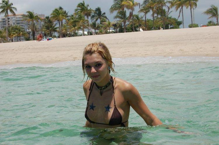 20P Pictures of Sexy Lette having some fun in the water