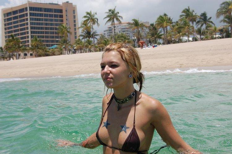 20P Pictures of Sexy Lette having some fun in the water