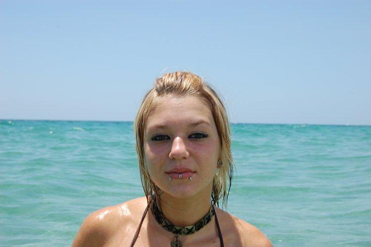 20P Pictures of Sexy Lette having some fun in the water