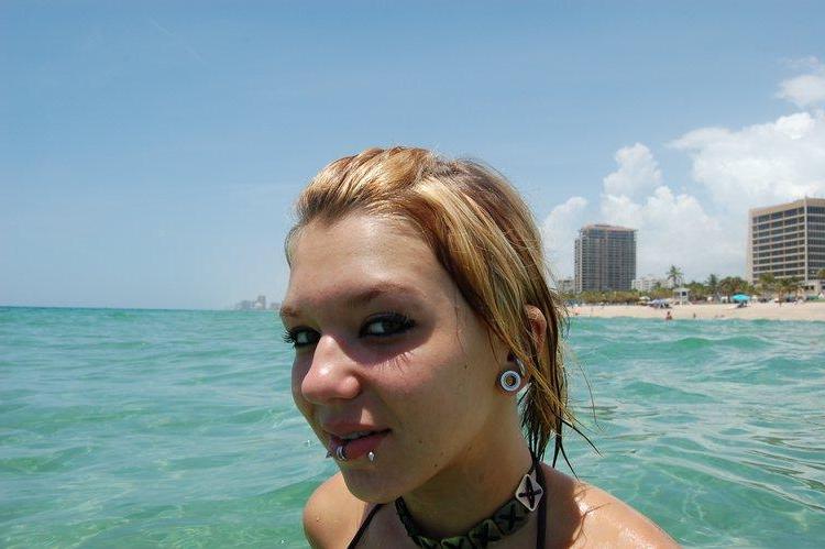 20P Pictures of Sexy Lette having some fun in the water