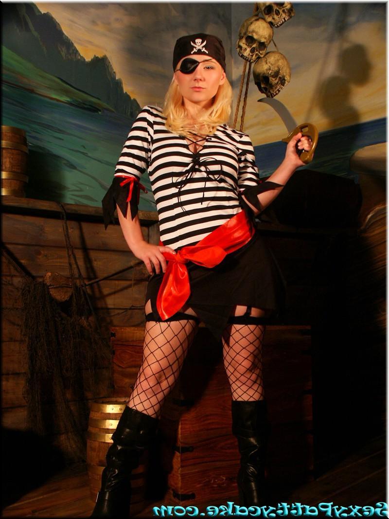 16P Pictures of Pattycake giving you some hot pirate cosplay