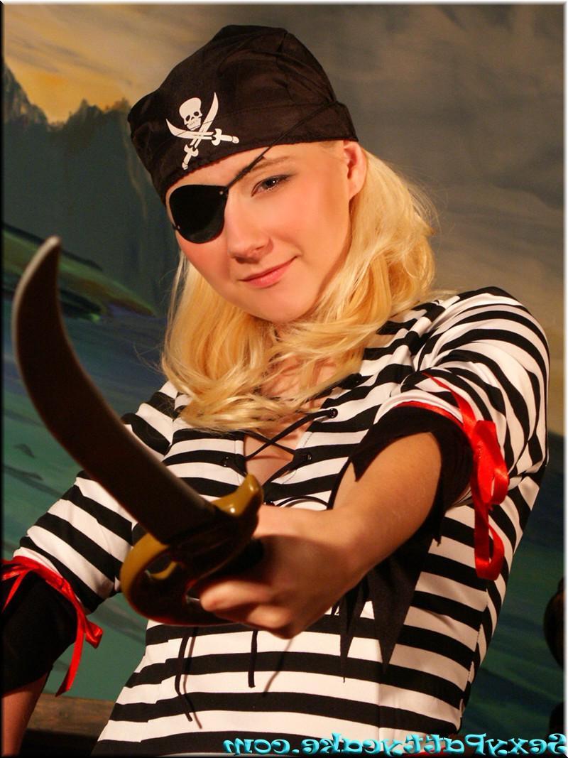 16P Pictures of Pattycake giving you some hot pirate cosplay