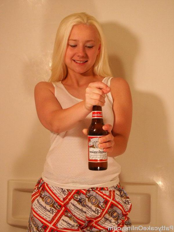 16P Pictures of Sexy Pattycake drenching herself in beer