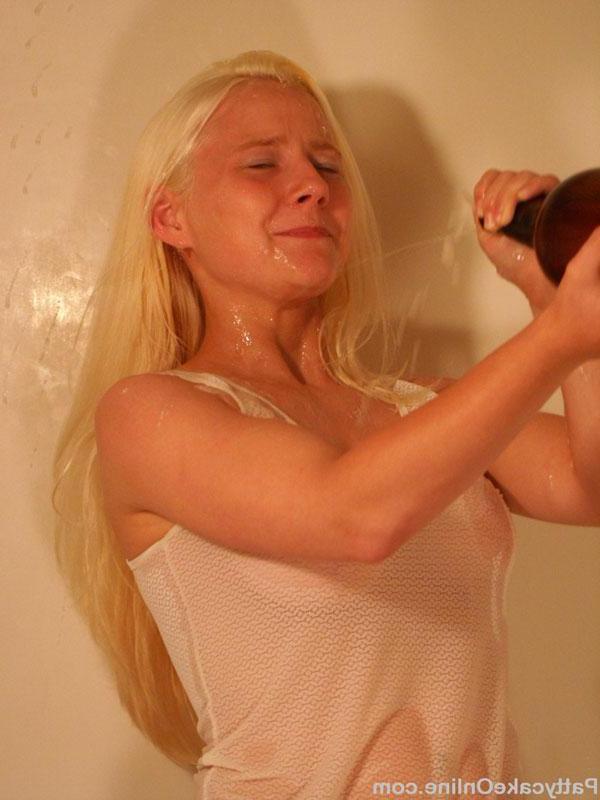 16P Pictures of Sexy Pattycake drenching herself in beer