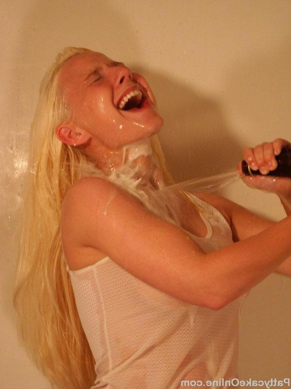 16P Pictures of Sexy Pattycake drenching herself in beer