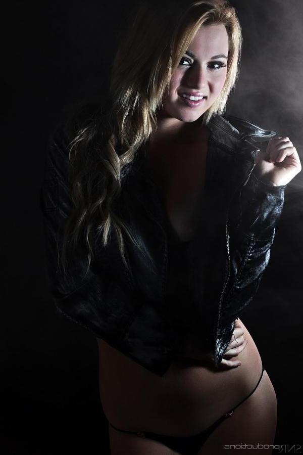 12P Blonde camgirl Shayla shows off in sexy lingerie and stockings