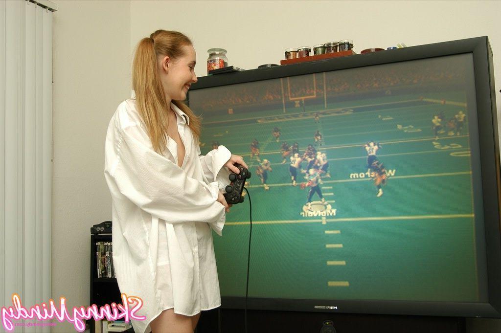 20P Pictures of Skinny Mindy enjoying a football game