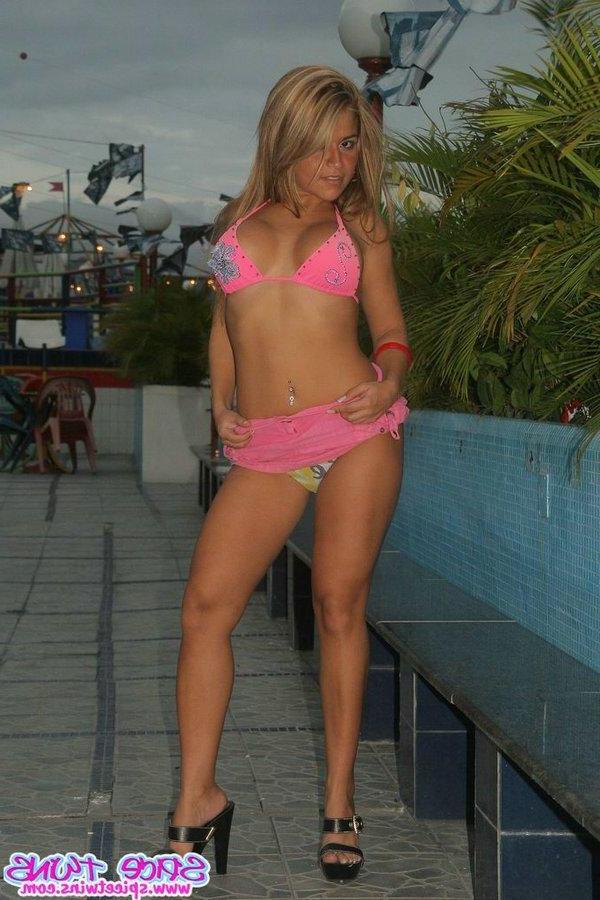 15P Pictures of a Spice Twin flaunting her hot body