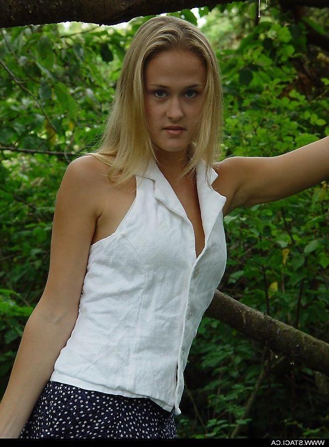 20P Pictures of Staci.ca exposing her body outside