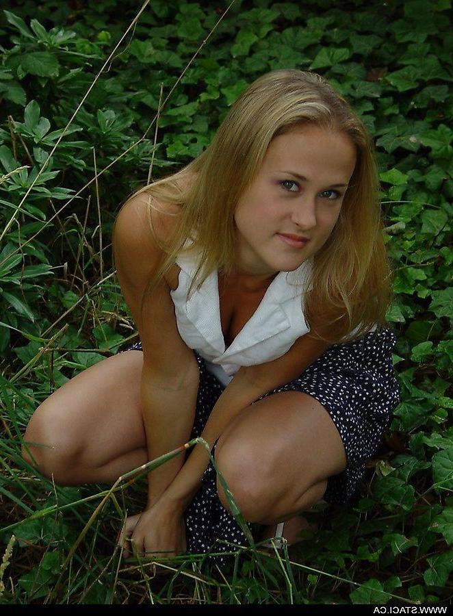 20P Pictures of Staci.ca exposing her body outside