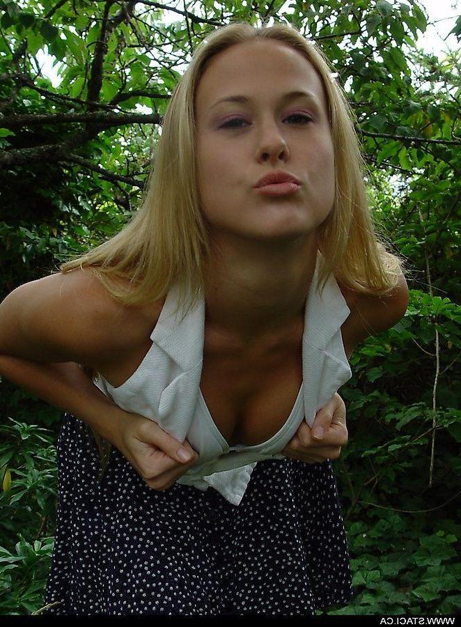 20P Pictures of Staci.ca exposing her body outside