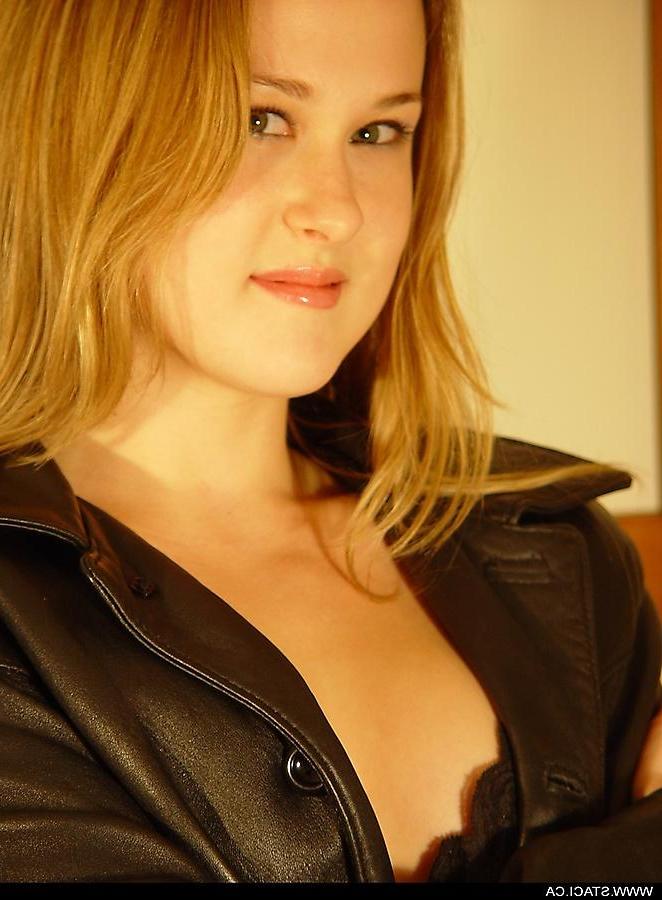 20P Pictures of teen chick Staci.ca strutting her hot body