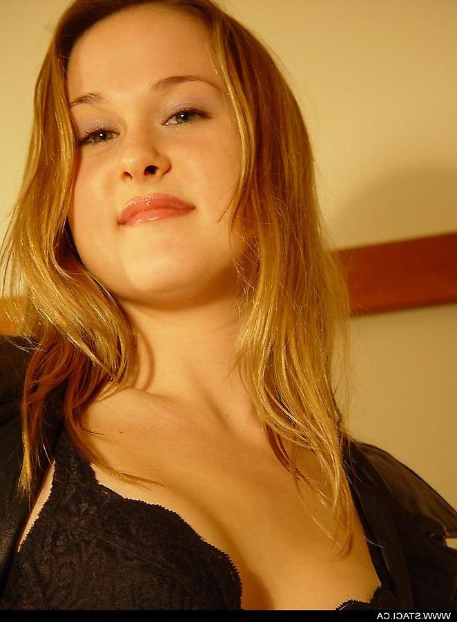 20P Pictures of teen chick Staci.ca strutting her hot body