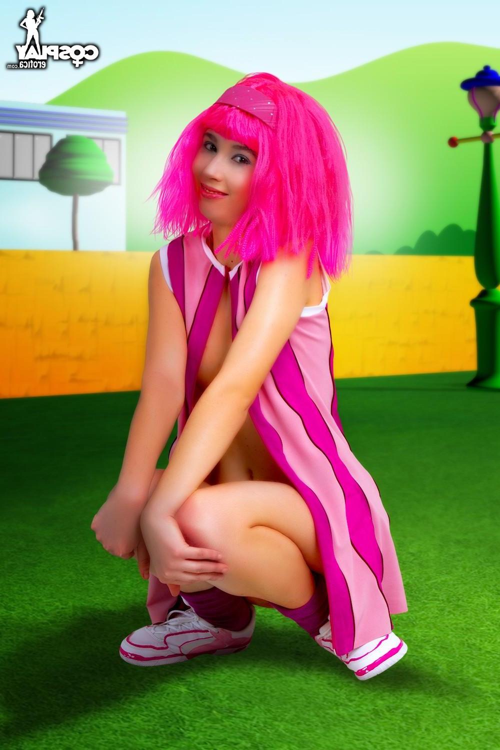 12P Hot cosplayer Stacy shows you her nude body in "Fit Body"