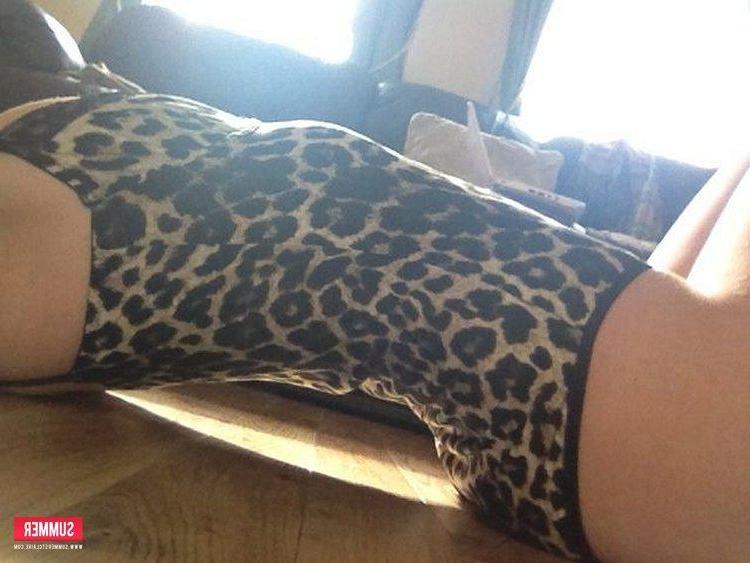 12P Die heiße Blondine Summer St. Claire zieht ihren Leoparden-Body aus
