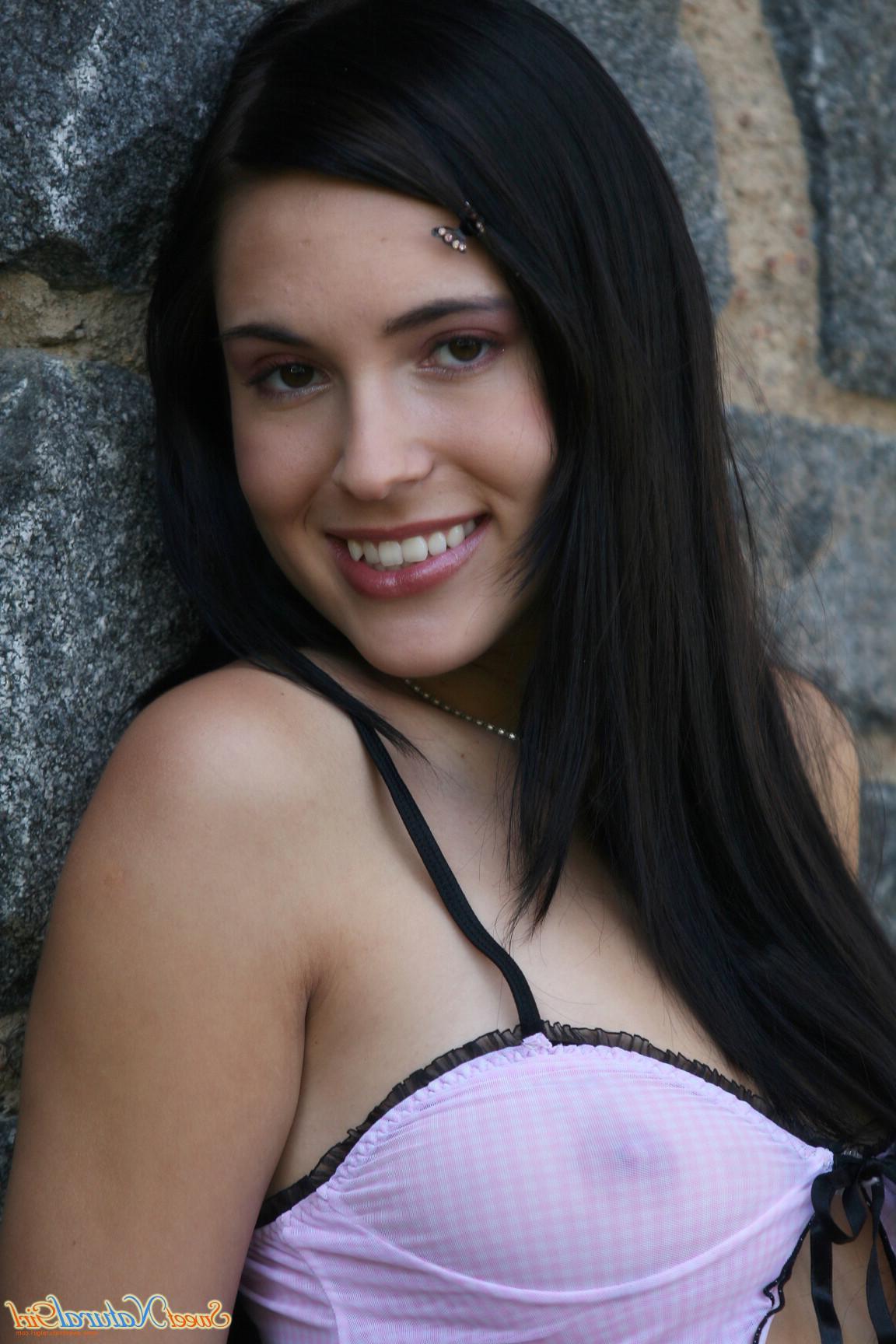 20P Pictures of teen chick Sweet Natural Girl showing off her hot body outside