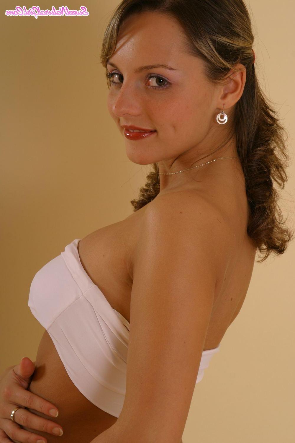 20P Pictures of Sweet Natural Girl showing her hot body