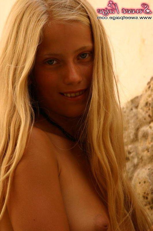 15P Pictures of Sweet Paige showing her hot teen body