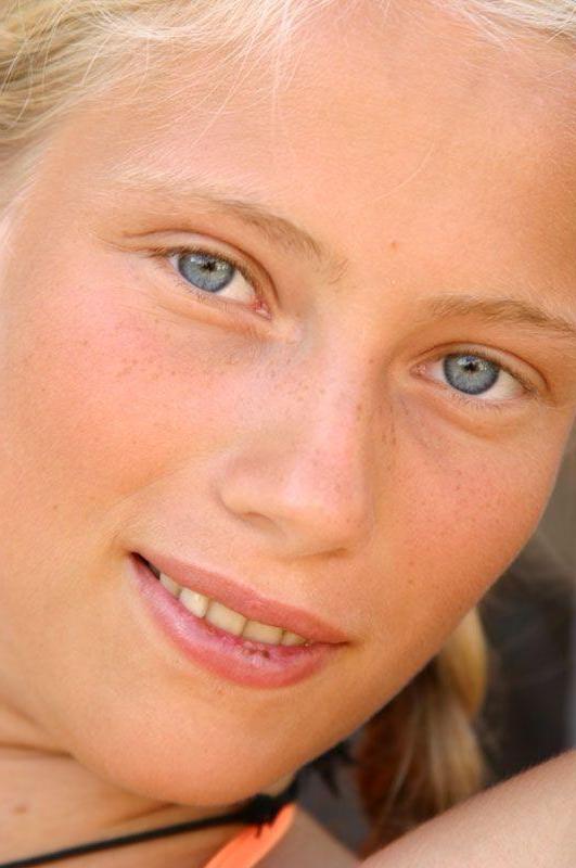 15P Pictures of teen Sweet Paige showing her amazing nude body