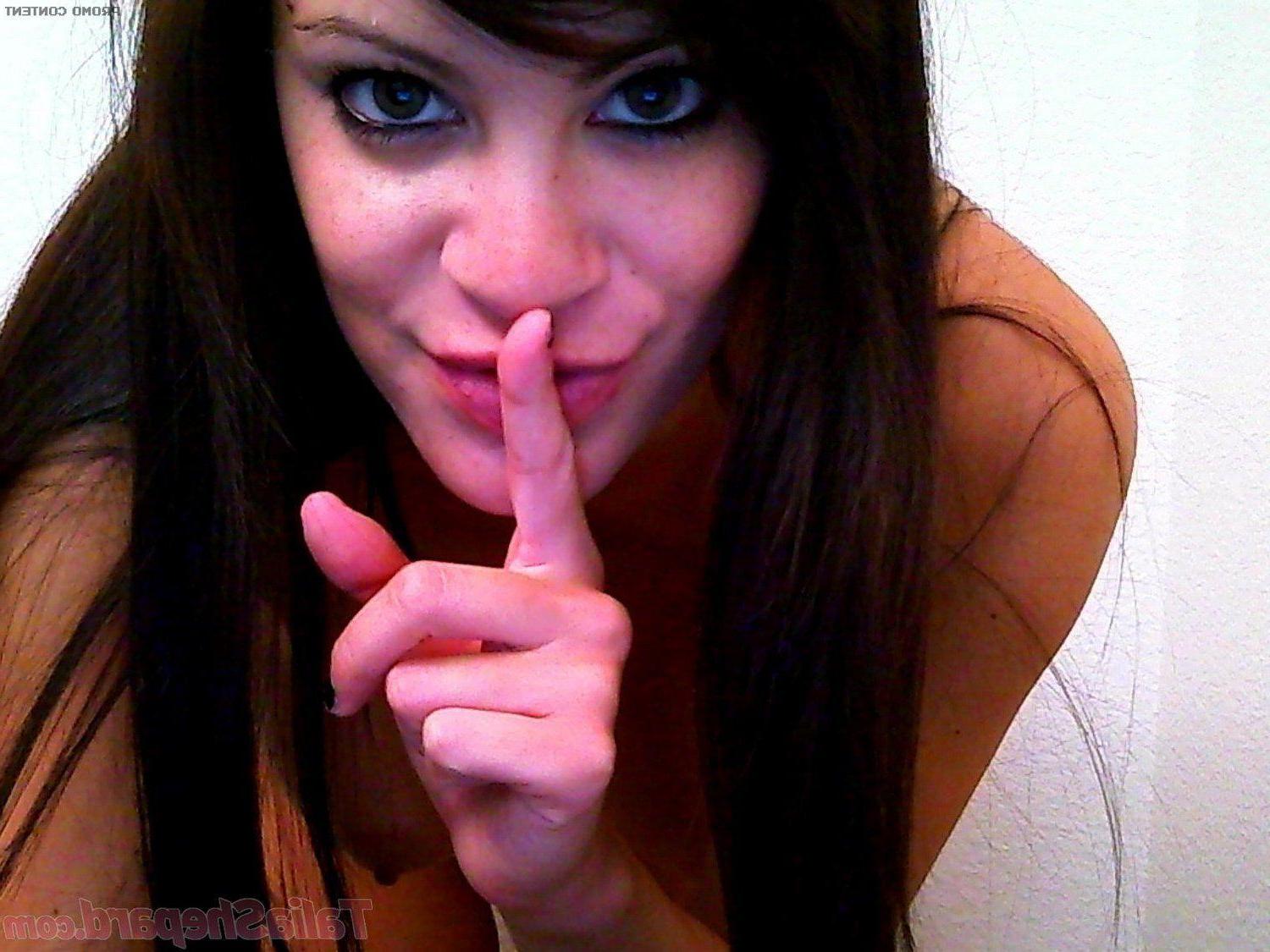 15P Pictures of Talia Shepard exposing her hot body