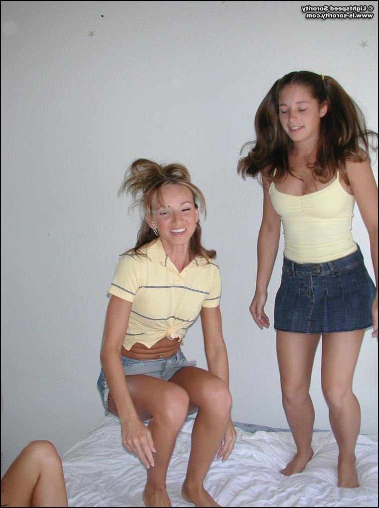 20P Pictures of Tawnee Stone playing with her girlfriends