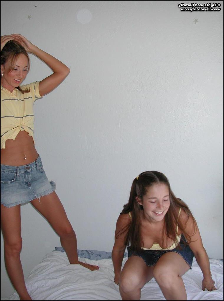 20P Pictures of Tawnee Stone playing with her girlfriends