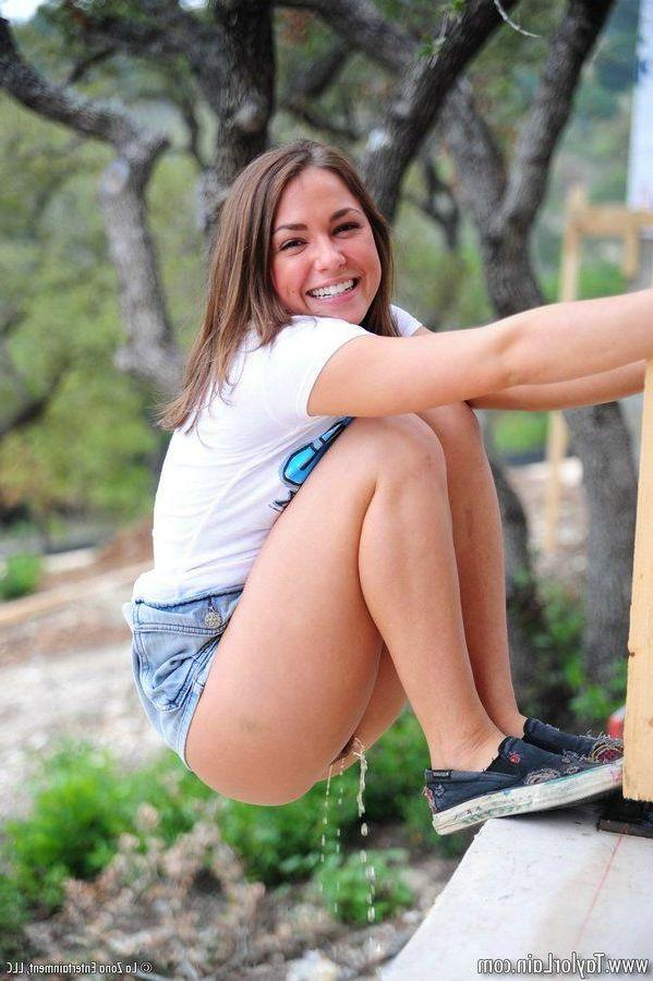 15P Pictures of Taylor Lain exposing her tight teen body