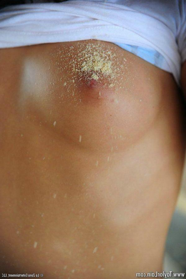 15P Pictures of Taylor Lain exposing her tight teen body