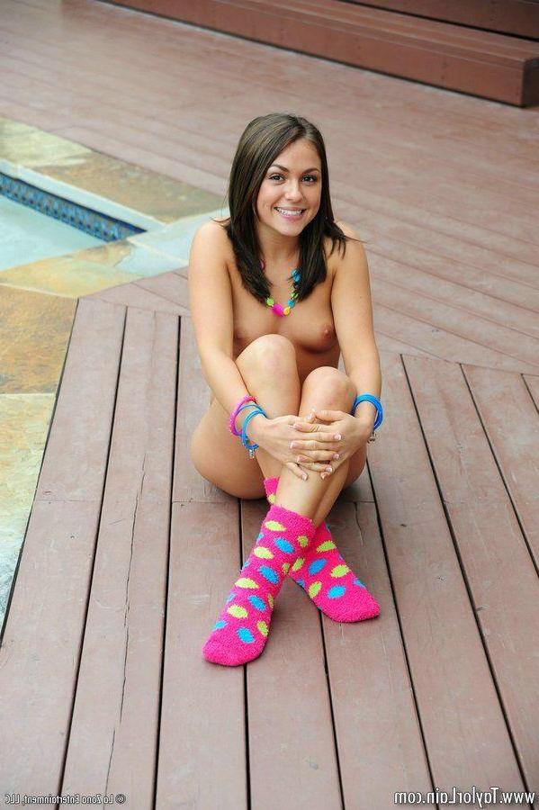 15P Pictures of Taylor Lain exposing her hot body
