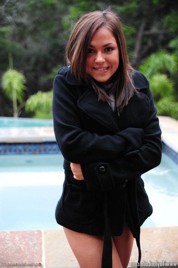 15P Pictures of teen girl Taylor Lain exposing her fuckable body outside