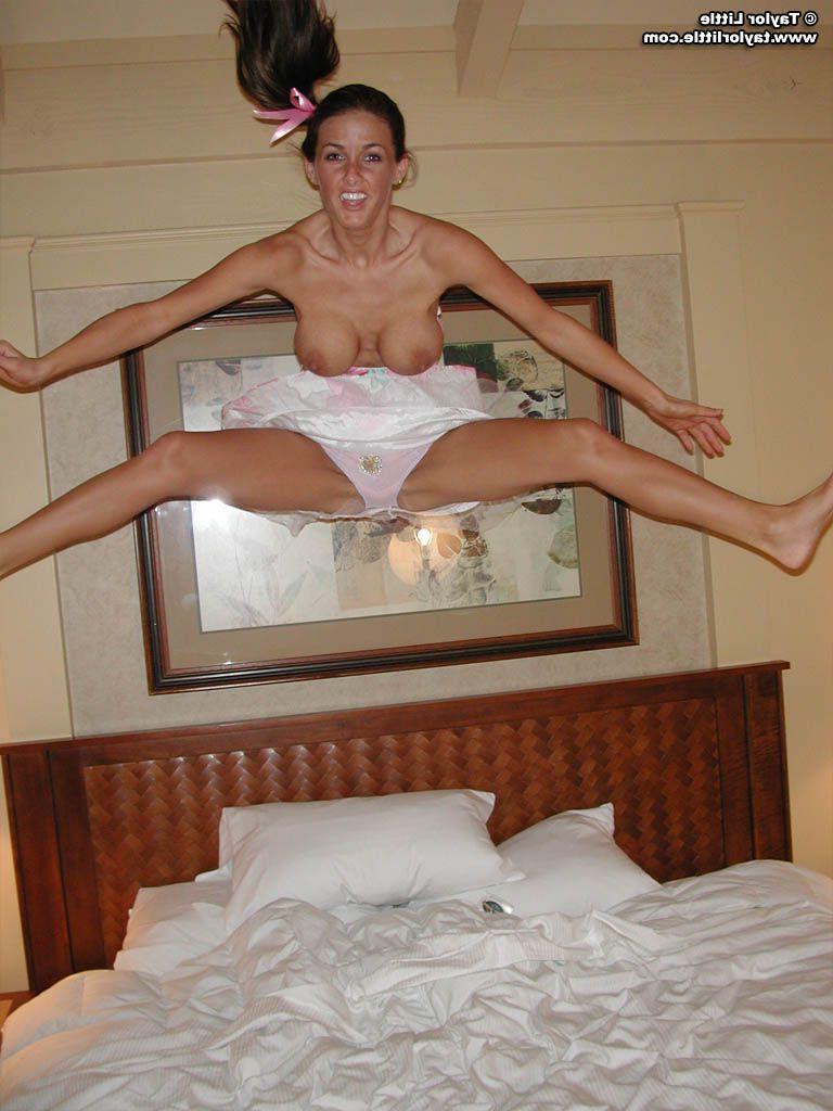20P Pictures of Taylor Little having some fun in bed