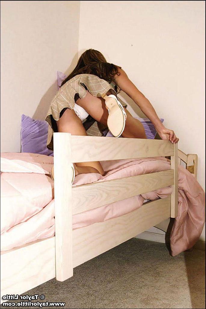 20P Pics of Taylor Little teasing you in bed