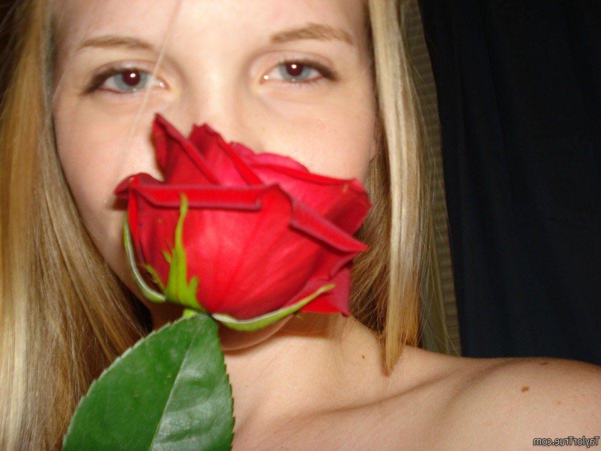 15P Pictures of teen Taylor True showing off her hot body