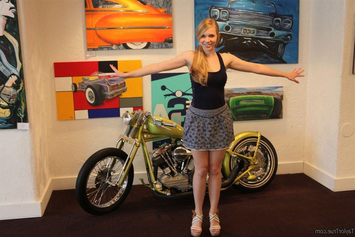 15P Pictures of teen girl Taylor True showing her hot body