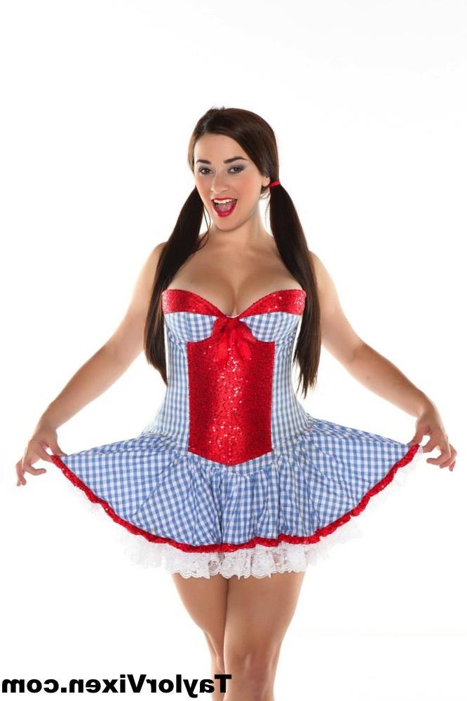15P Taylor Vixen dresses in a sexy dress and pigtails and fingers her wet pussy