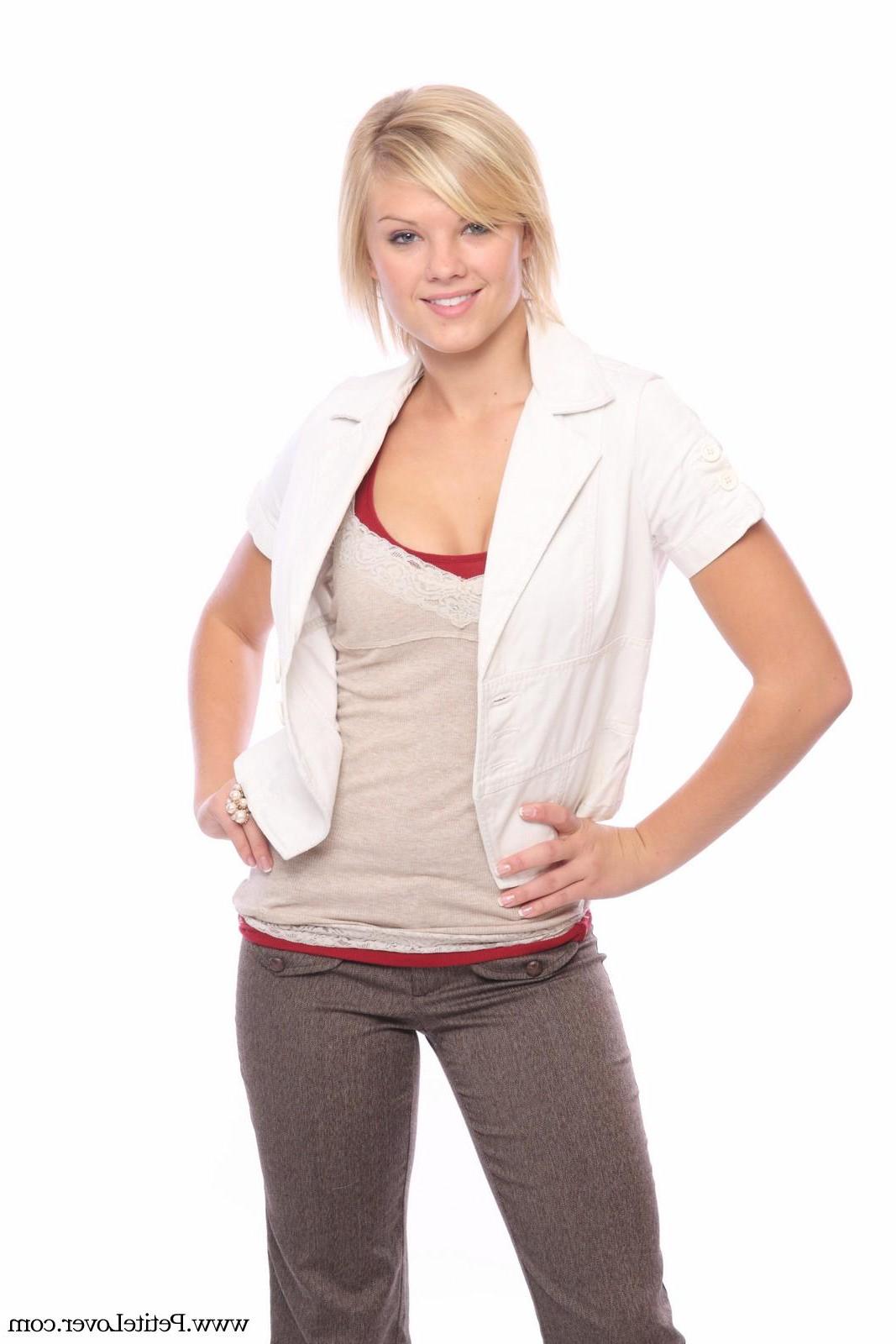 16P Sexy blonde girl Taylor poses for photos in the studio