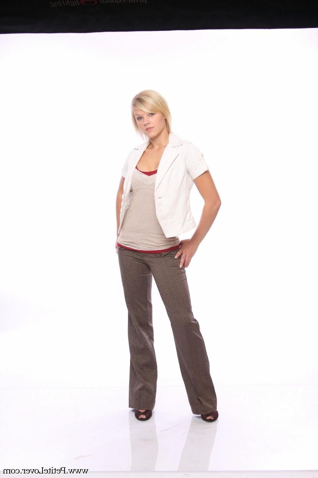 16P Sexy blonde girl Taylor poses for photos in the studio