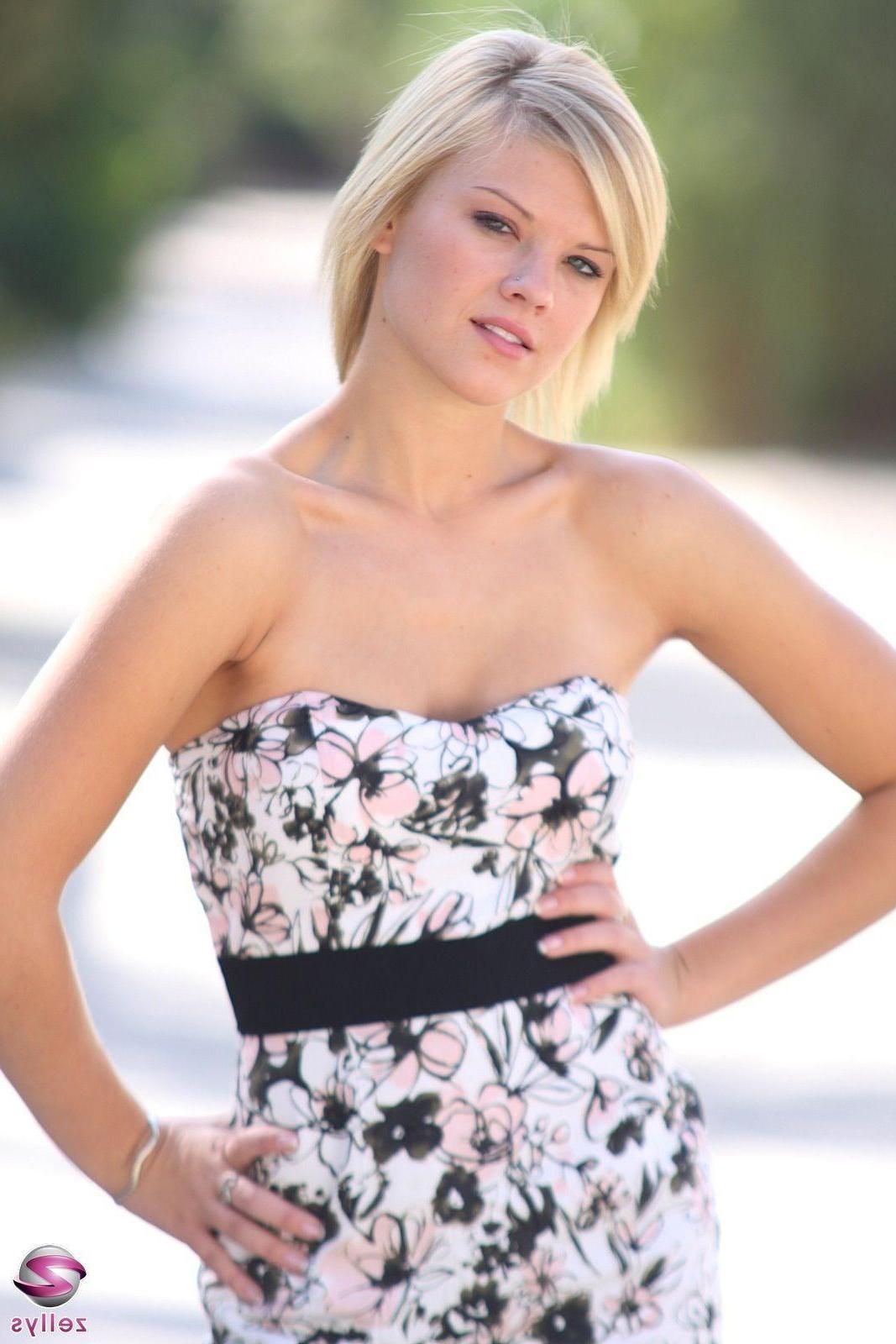 14P Pictures of a beautiful teen girl showing her hot body