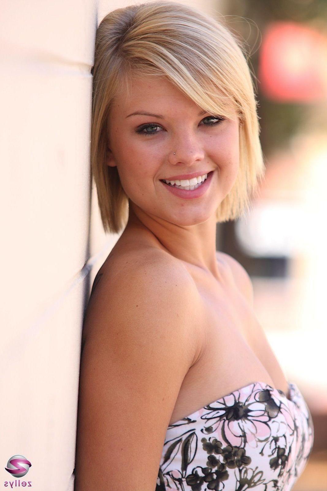 14P Pictures of a beautiful teen girl showing her hot body