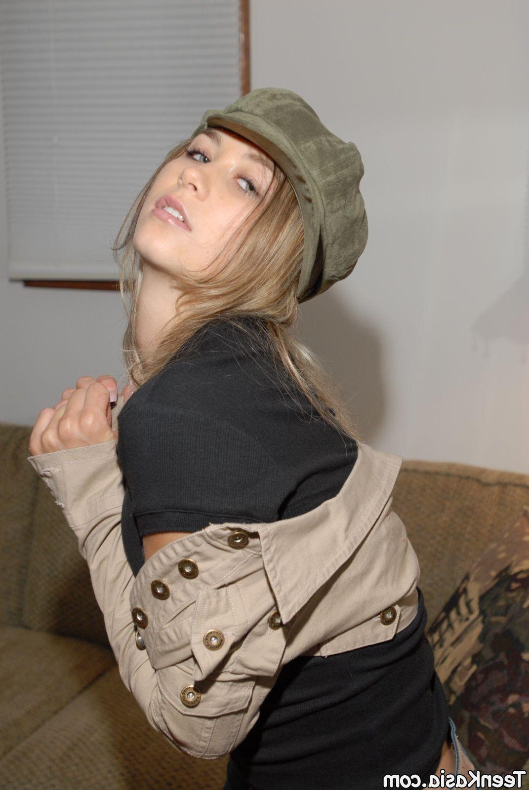 20P Pictures of Teen Kasia exposing her hot body