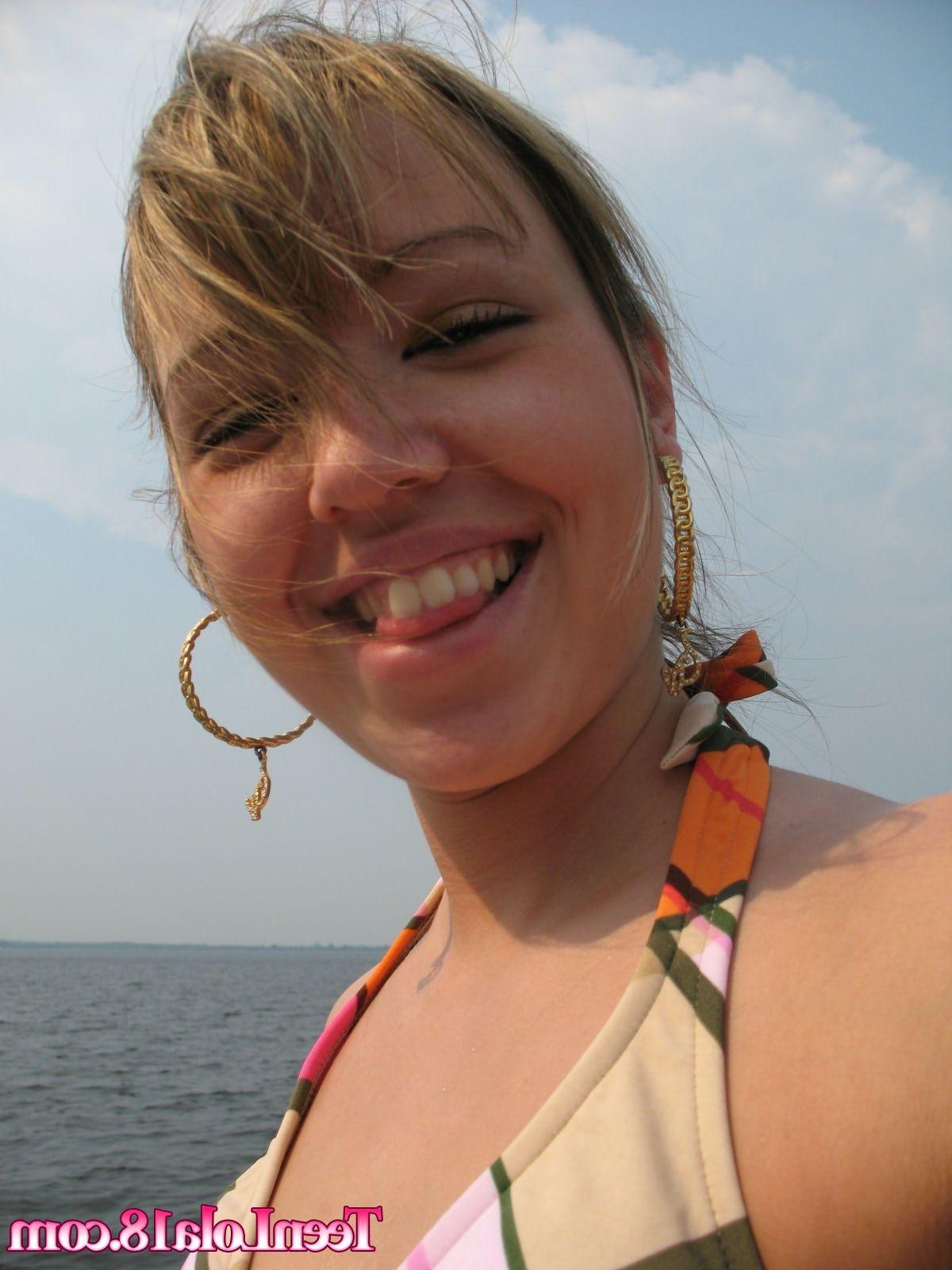 15P Pictures of Teen Lola 18 all naked on a boat