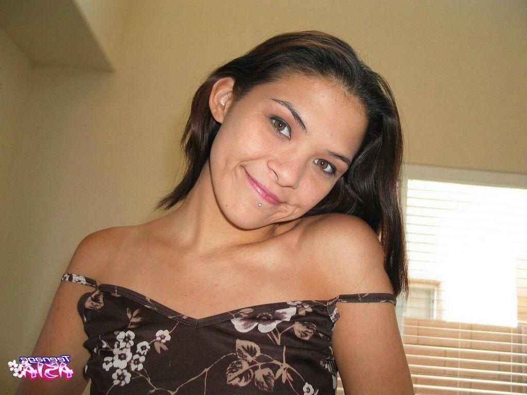 17P Pictures of teen Teenage Asia showing you her panties