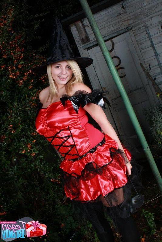 16P Pictures of teen amateur Tegan Brady testing out a halloween costume