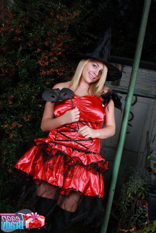16P Pictures of teen amateur Tegan Brady testing out a halloween costume