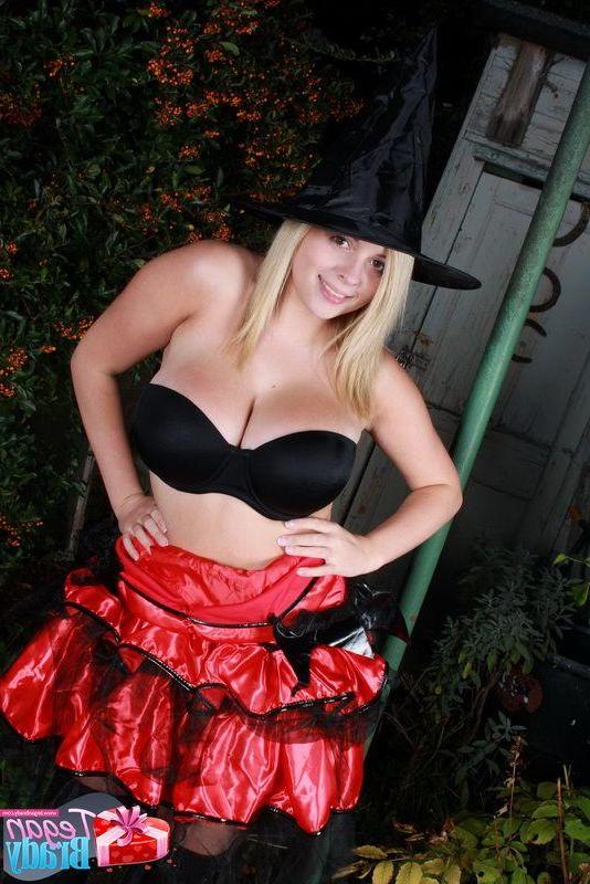 16P Pictures of teen amateur Tegan Brady testing out a halloween costume