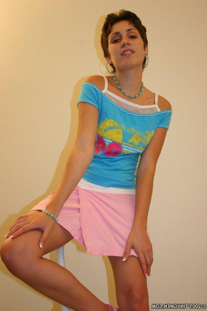 15P Pictures of teen hottie Tiny Gwen showing off her hot body