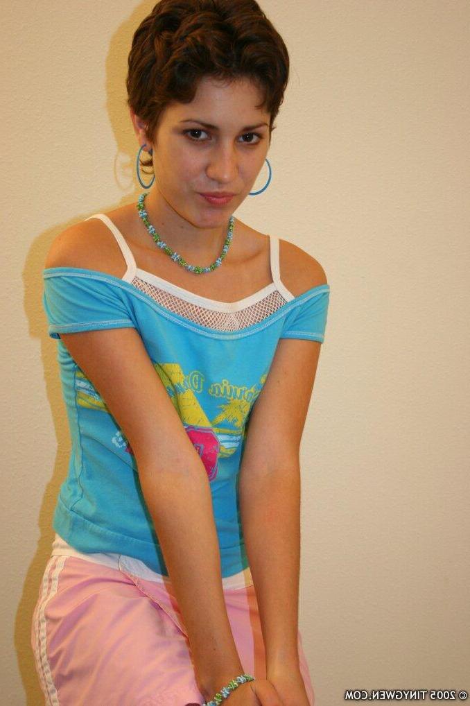 15P Pictures of teen hottie Tiny Gwen showing off her hot body