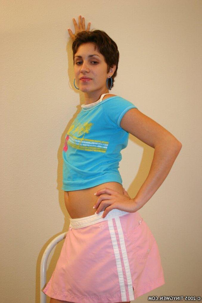15P Pictures of teen hottie Tiny Gwen showing off her hot body
