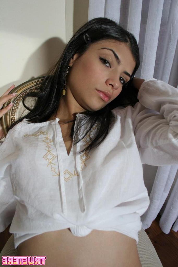 15P Pictures of teen True Tere showing off her hot body