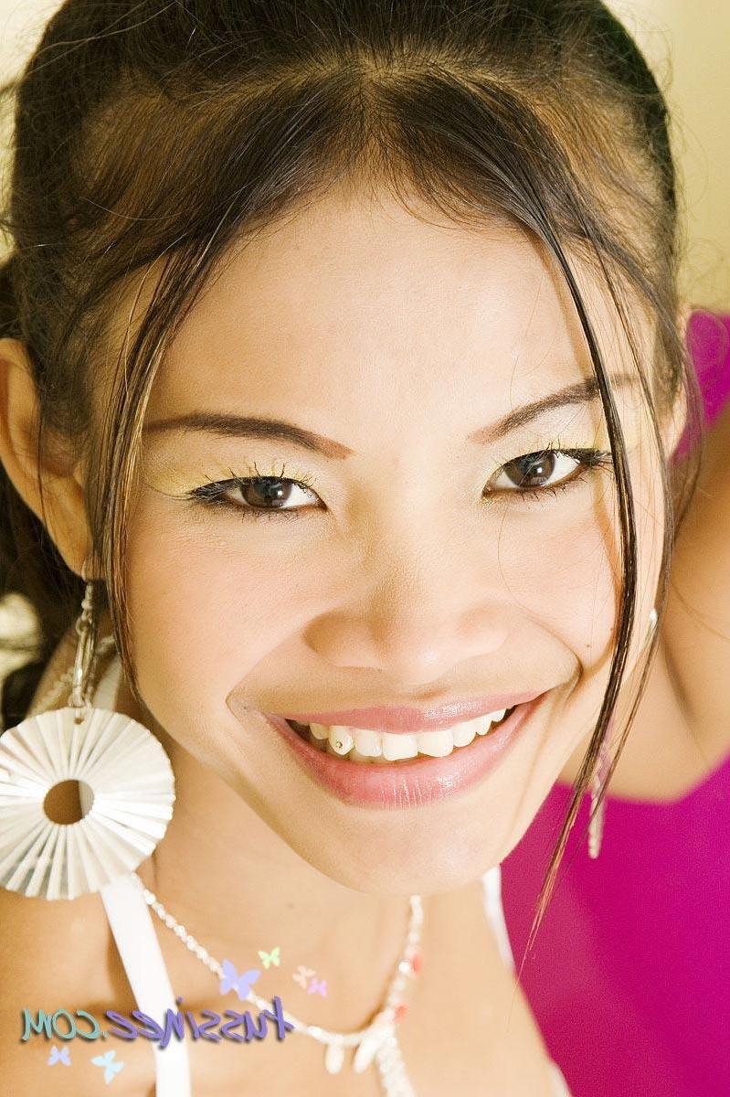18P Pictures of teen model Tussinee Teen teasing with her hot body